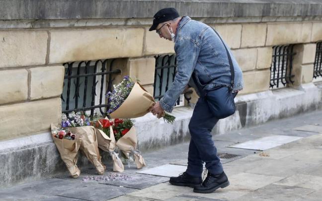 Una persona deja flores en el lugar en el que fue asesinado Lukas Agirre