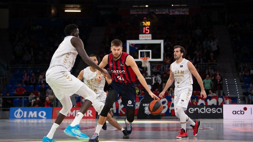 Giedraitis trata de superar la defensa de Ilimane Diop, durante el partido de ayer ante el UCAM Murcia
