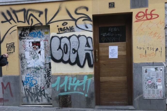 Grafitis en una calle de Vitoria.