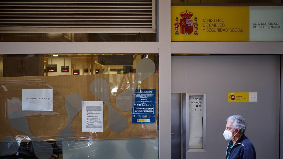 Un hombre pasa frente a una oficina de empleo en Pamplona.