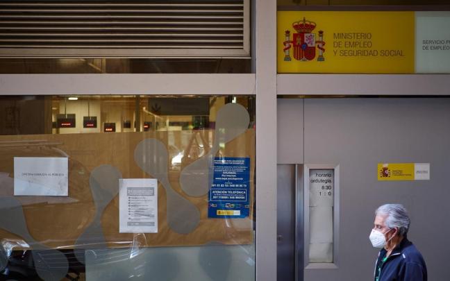 Un hombre pasa frente a una oficina de empleo en Pamplona.