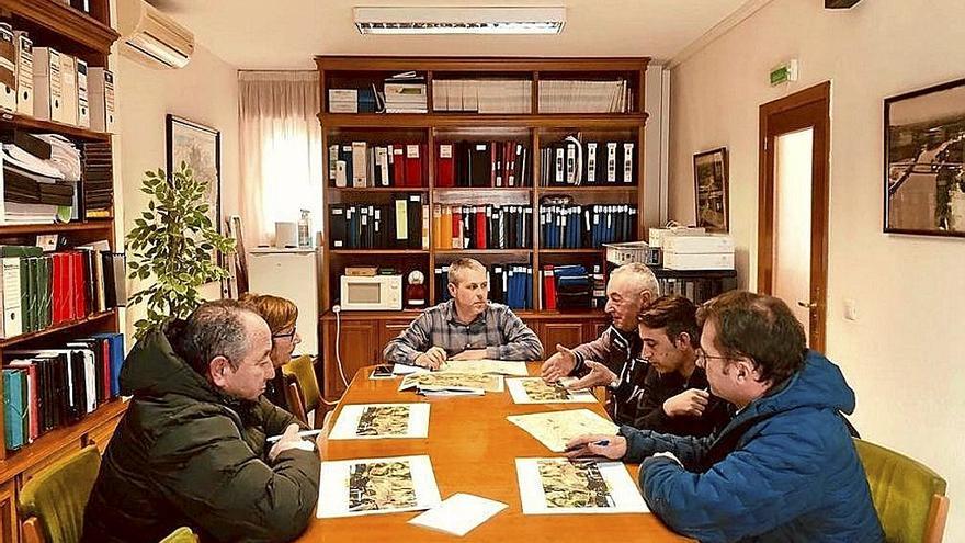 Un momento de la reunión del alcalde con representantes de los colectivos afectados.