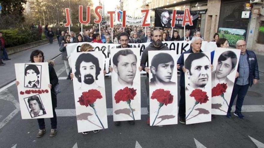 Manifestación para reclamar justicia y reparación para las víctimas de la matanza del 3 de marzo de 1976