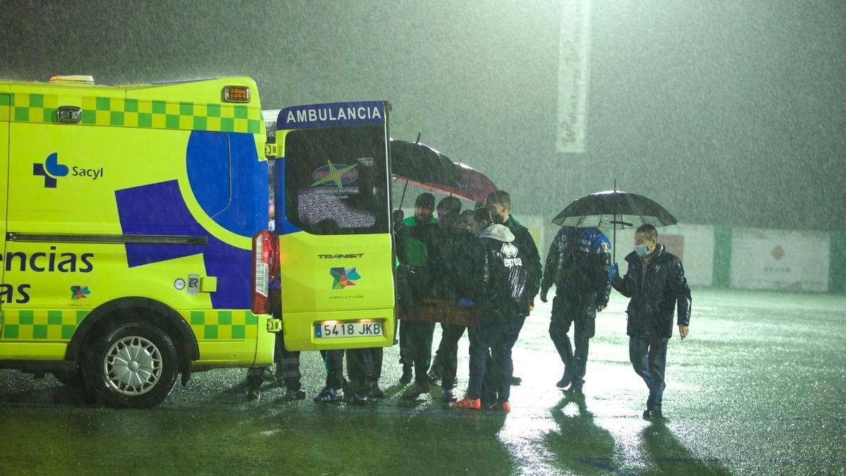 La ambulancia traslada a Pol Bueso al centro médico.