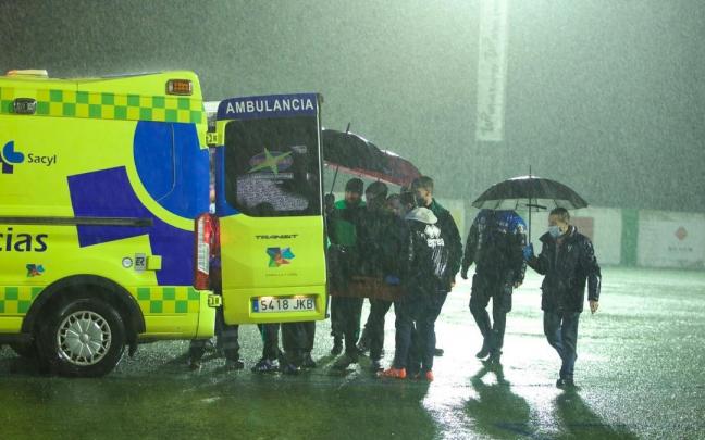 La ambulancia traslada a Pol Bueso al centro m&eacute;dico.