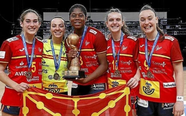 Las cinco navarras, posando con el trofeo y sus medallas de oro. | FOTO: CEDIDA