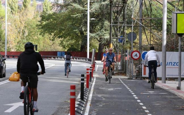 Ciclistas haciendo uso de la calzada y del carril bici en la zona junto a la pasarela, que sigue en obras. Ciclistas haciendo uso de la calzada y del carril bici en la zona junto a la pasarela, que sigue en obras.