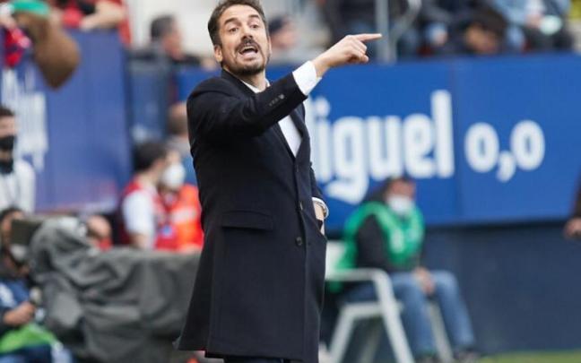 Velázquez da instrucciones a sus jugadores en El Sadar