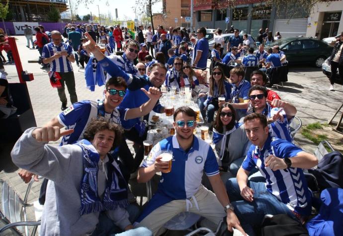 Aficionados del Alavés, en Pamplona antes del partido ante Osasuna