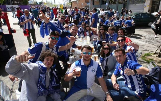 Aficionados del Alavés, en Pamplona antes del partido ante Osasuna