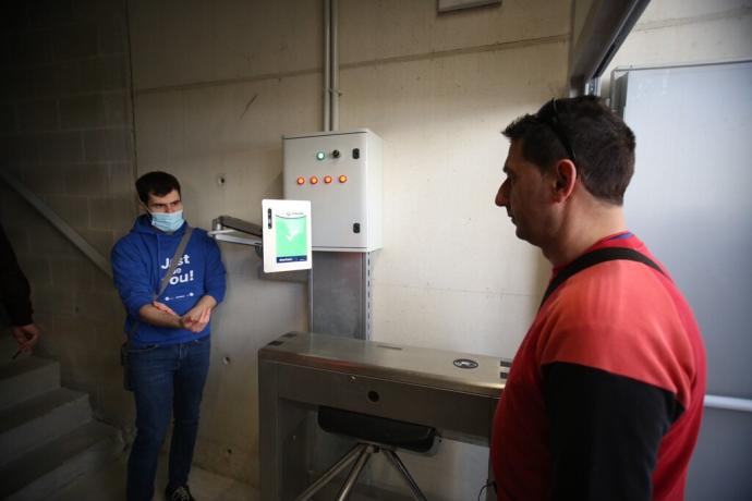 Un socio accede al estadio por la puerta 7 con el nuevo sistema de reconocimiento facial, en el partido ante el Alavés.