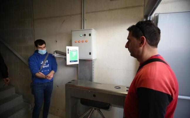 Un socio accede al estadio por la puerta 7 con el nuevo sistema de reconocimiento facial, en el partido ante el Alavés. Un socio accede al estadio por la puerta 7 con el nuevo sistema de reconocimiento facial, en el partido ante el Alavés.