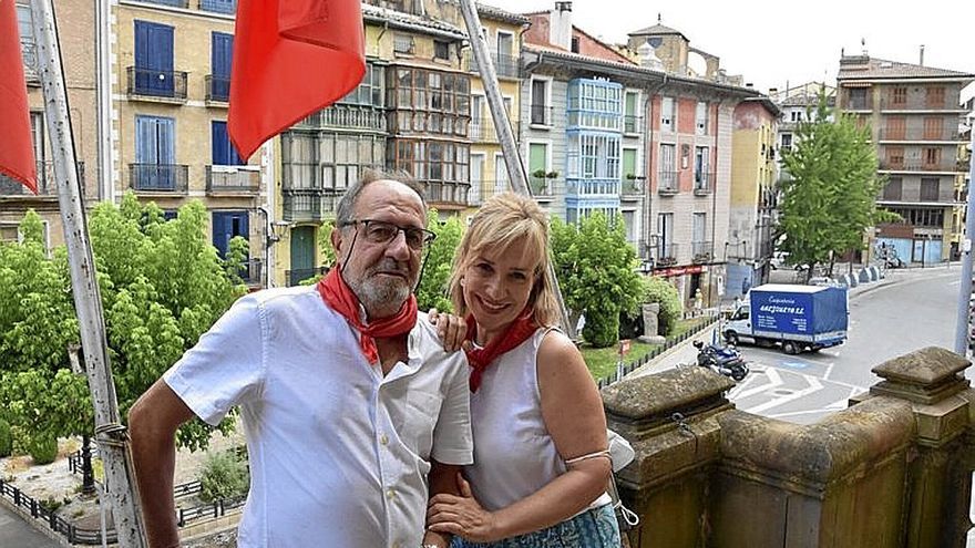 Juan Carlos y Marilys, en el balcón del ayuntamiento.