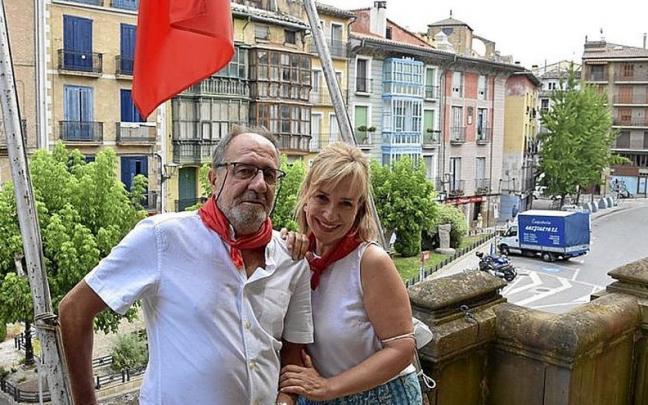 Juan Carlos y Marilys, en el balcón del ayuntamiento. Juan Carlos y Marilys, en el balcón del ayuntamiento.