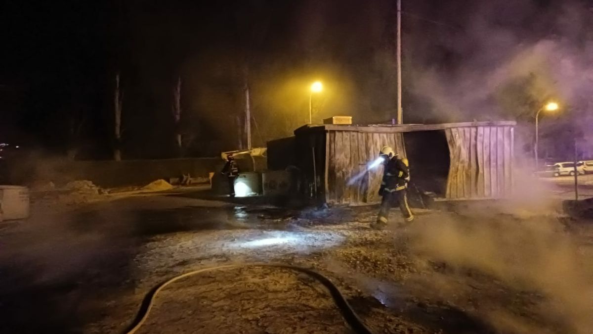 Bomberos extinguen un incendio en las obras de urbanización en la Txantrea.