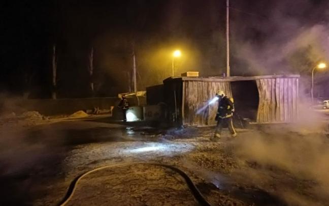 Bomberos extinguen un incendio en las obras de urbanizaci&oacute;n en la Txantrea.