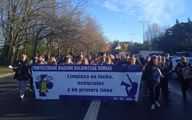 Manifestación en la primera jornada de huelga de limpiadoras subcontratadas de Osakidetza. Manifestación en la primera jornada de huelga de limpiadoras subcontratadas de Osakidetza.