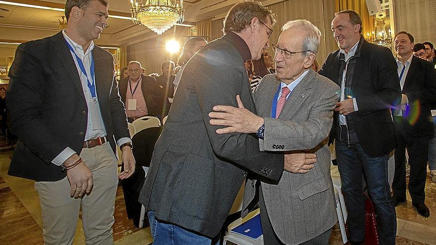 Alberto Núñez Feijóo abraza a Jaime Ignacio del Burgo antes de saludar a Javier Esparza, el pasado domingo en el hotel Tres Reyes de Pamplona, donde Javier García, a la izquierda, fue elegido presidente del PP de Navarra. |