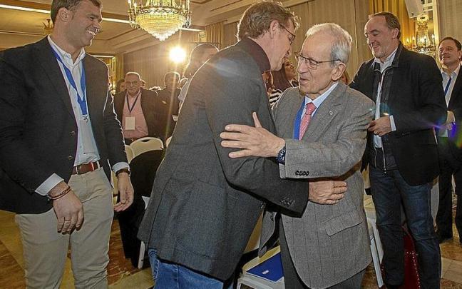 Alberto Núñez Feijóo abraza a Jaime Ignacio del Burgo antes de saludar a Javier Esparza, el pasado domingo en el hotel Tres Reyes de Pamplona, donde Javier García, a la izquierda, fue elegido presidente del PP de Navarra. | Alberto Núñez Feijóo abraza a Jaime Ignacio del Burgo antes de saludar a Javier Esparza, el pasado domingo en el hotel Tres Reyes de Pamplona, donde Javier García, a la izquierda, fue elegido presidente del PP de Navarra. |