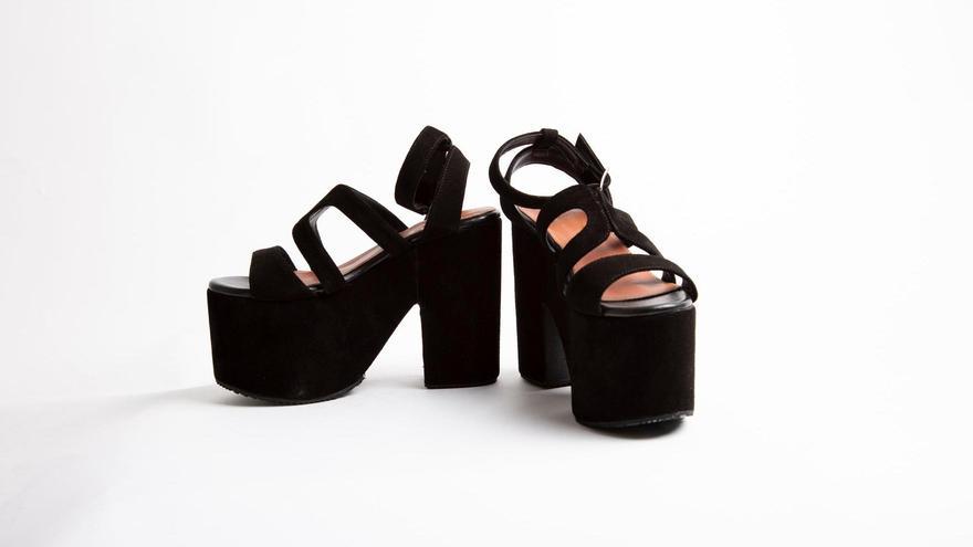 Sandalias negras con tacón alto y mucha plataforma.