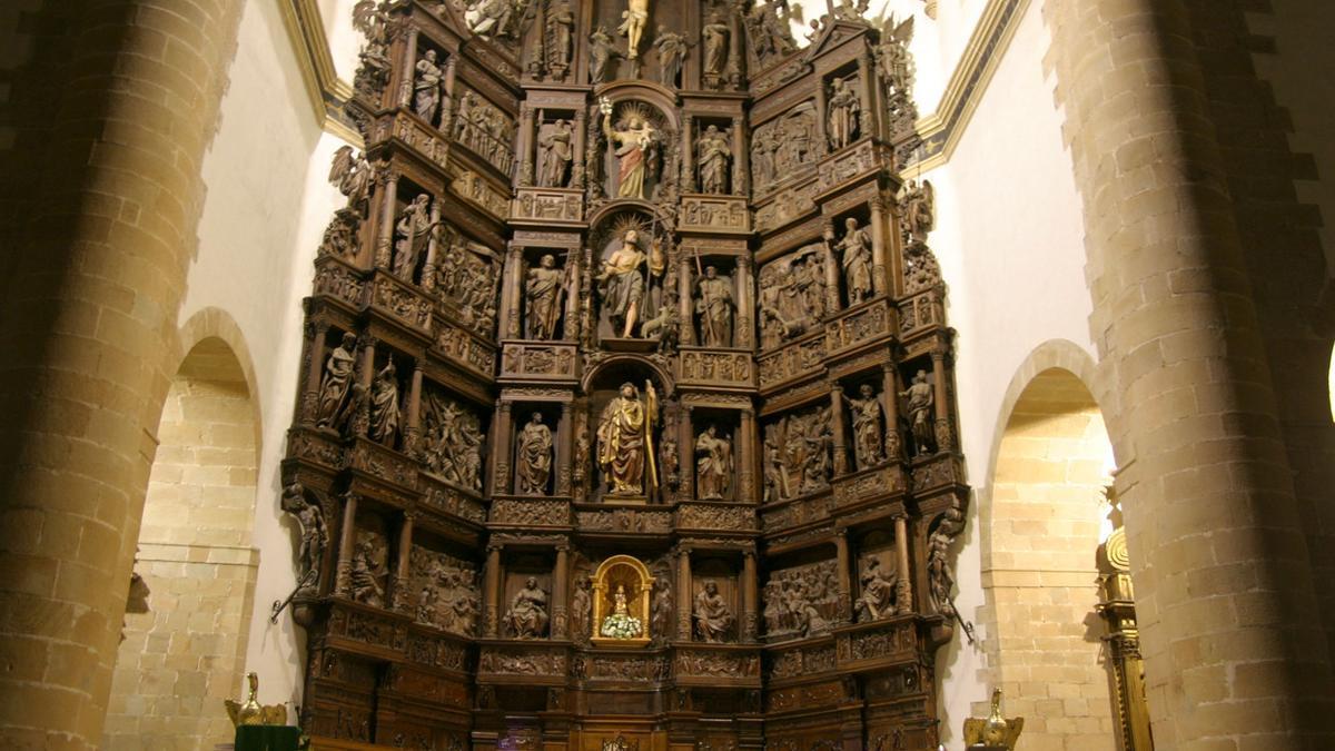 El retablo mayor de la parroquia de San Andrés de Eibar está siendo restaurado.