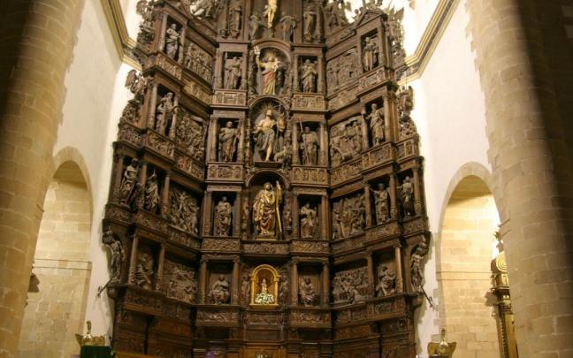 El retablo mayor de la parroquia de San Andr&eacute;s de Eibar est&aacute; siendo restaurado.