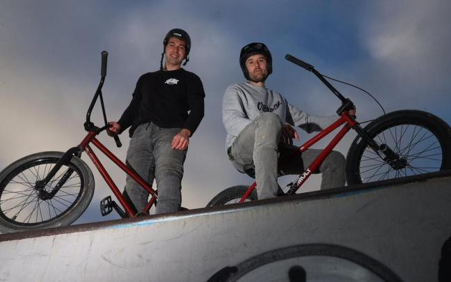Arkaitz Armendáriz, subcampeón estatal de BMX, y Eneko Navarro, ‘rider’ local, en el skate park de Erripagaña, que han diseñado ellos mismos. Arkaitz Armendáriz, subcampeón estatal de BMX, y Eneko Navarro, ‘rider’ local, en el skate park de Erripagaña, que han diseñado ellos mismos.