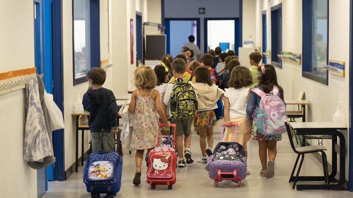 Alumnos de la Ikastola Armentia de camino a su aula