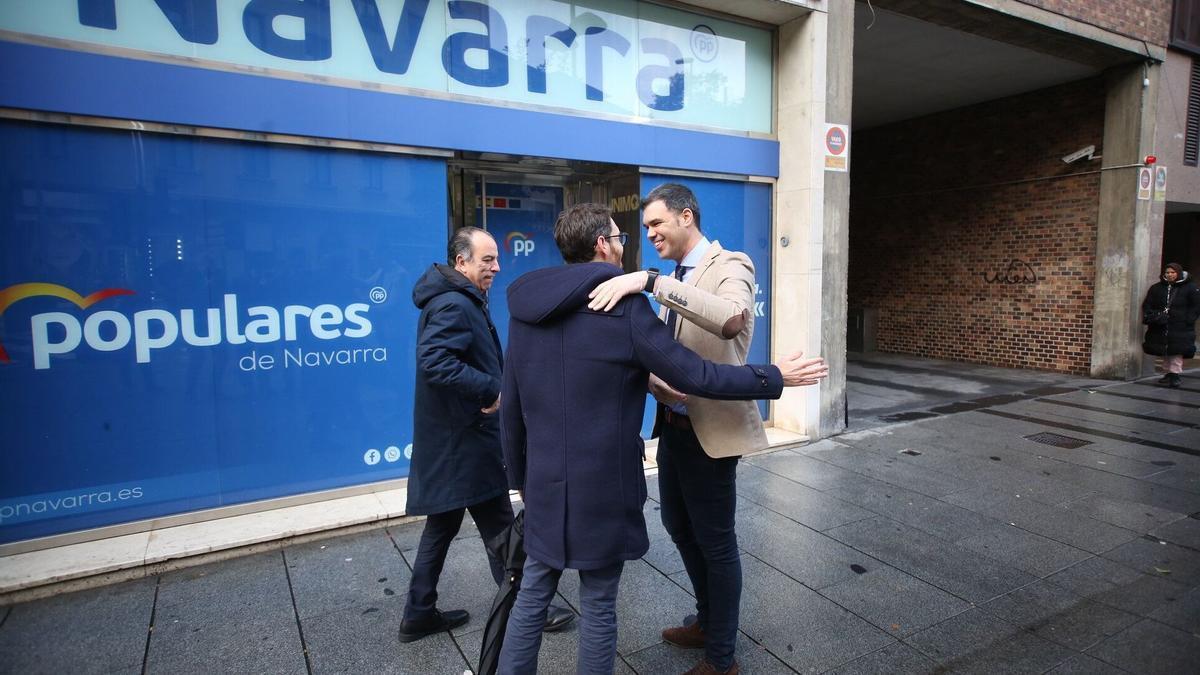 Sayas y Adanero, a su llegada este martes a la sede del PP en Pamplona, recibidos por el presidente del PP de navarra, Javier García.