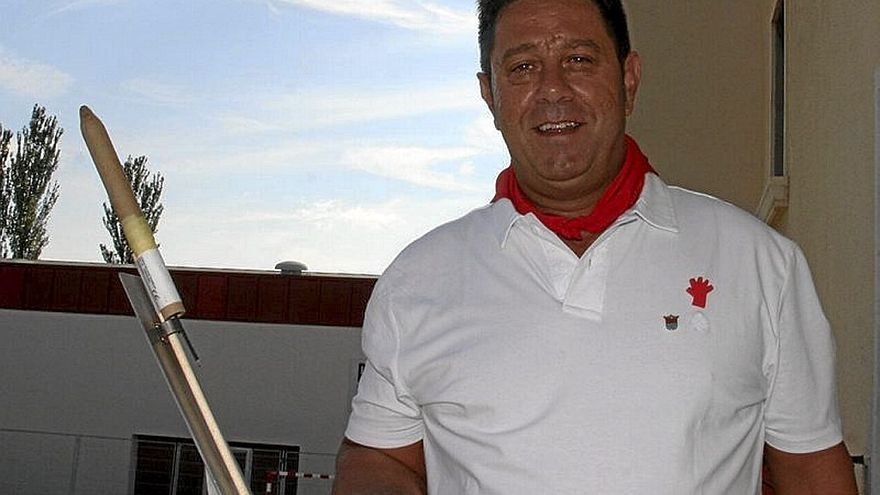 Jes&uacute;s Villar Moreno antes de lanzar el cohete.
