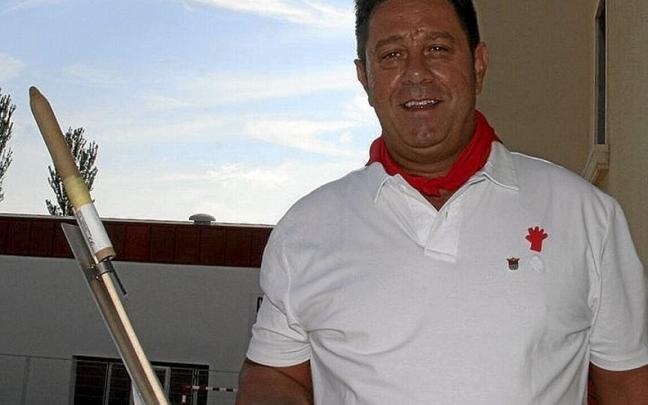 Jes&uacute;s Villar Moreno antes de lanzar el cohete.