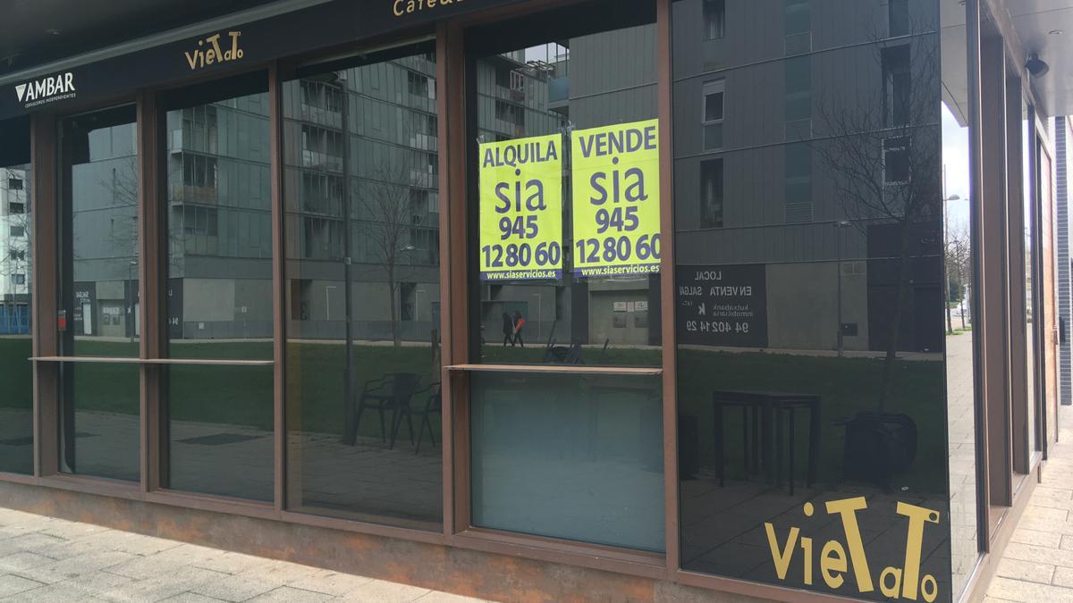 Exterior del Vietato, con los carteles de alquiler y venta