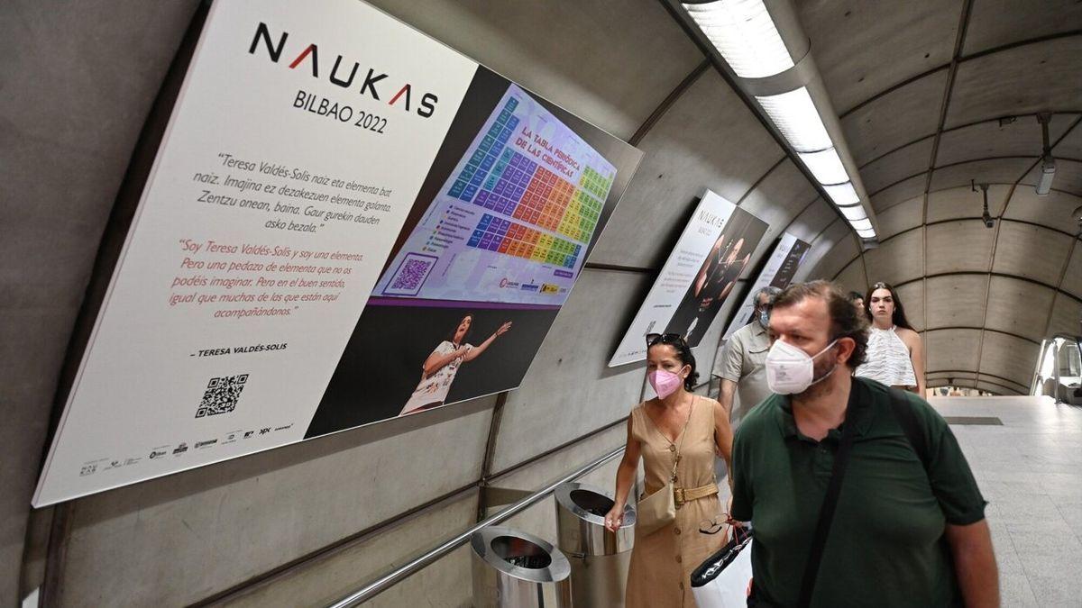 La exposición 'Naukas Bilbao 2022' está ya instalada en la estación de Moyúa de Metro Bilbao