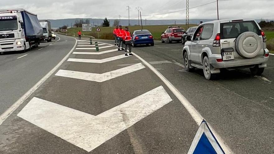 Agentes de Policía Foral en un control de alcoholemia en Campanas.