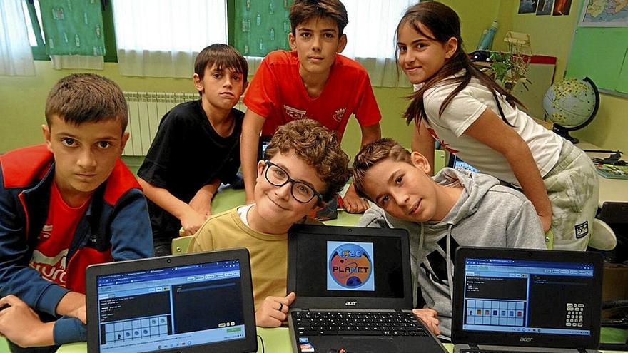 Escolares de ikastolas muestran en sus chrome books trabajos del proyecto.