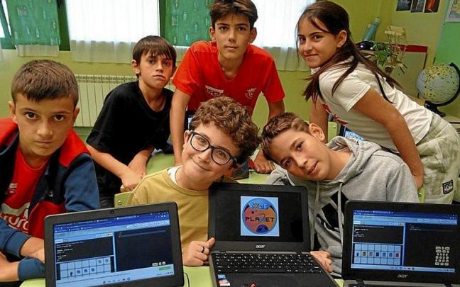 Escolares de ikastolas muestran en sus chrome books trabajos del proyecto.