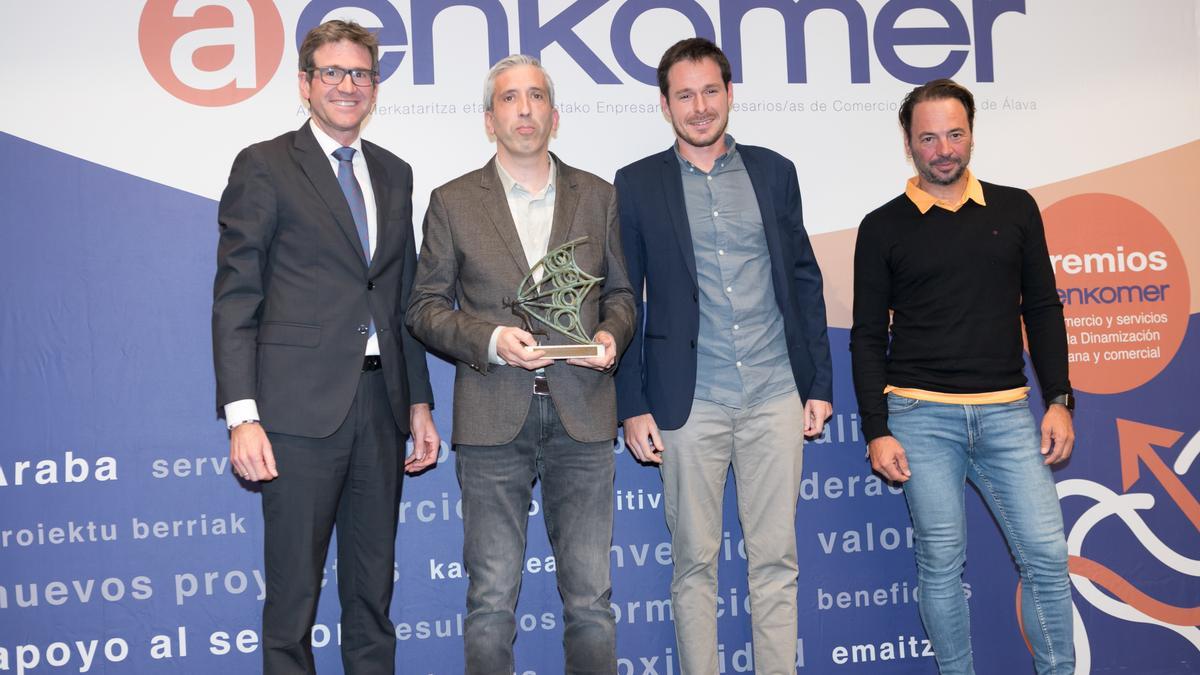 Iñaki López de Sabando y Jorge Arberas, director y jefe de estudios respectivamente, recibieron el premio de D. Gorka Urtaran, alcalde de Vitoria-Gasteiz. Acompaña Gorka Nevado, miembro del Consejo de Dirección de AENKOMER.