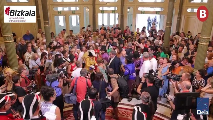 Llegada de Aburto al Teatro Arriaga