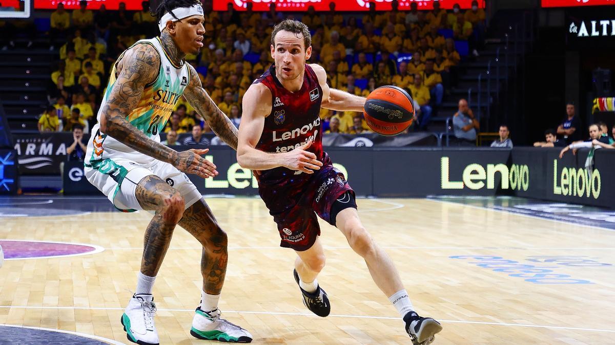 Kyser trata de frenar a Huertas en el último duelo entre el Tenerifc y el Bilbao Basket.