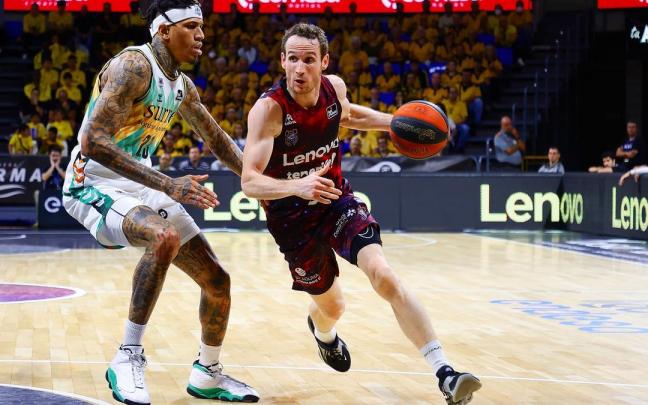 Kyser trata de frenar a Huertas en el último duelo entre el Tenerifc y el Bilbao Basket.