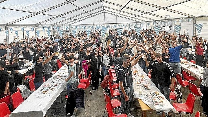 Los m&aacute;s de 350 comensales alzaron sus jarras de cerveza para brindar.