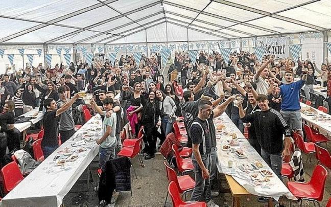 Los m&aacute;s de 350 comensales alzaron sus jarras de cerveza para brindar.