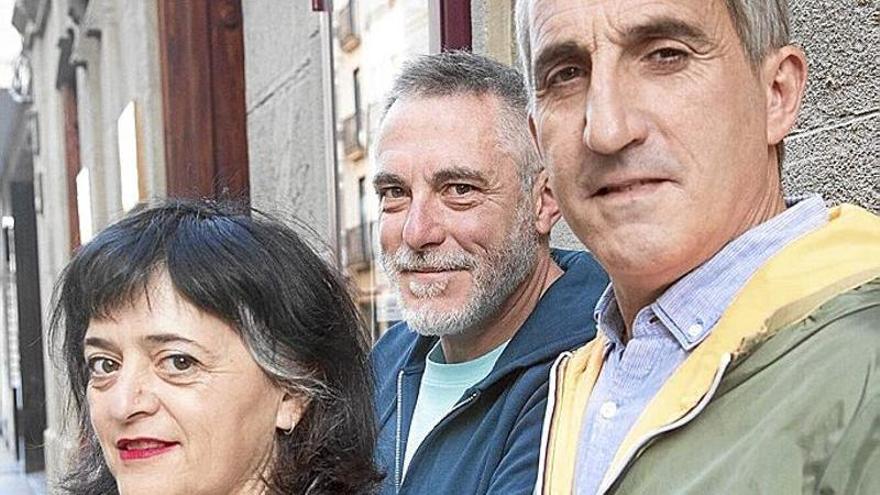 Begoña Martín Treviño, Raúl Camino y Julio Cortázar, ayer en el exterior del Principal.