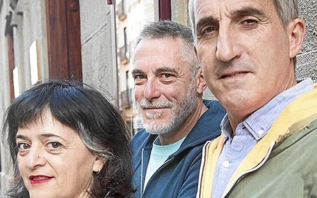 Begoña Martín Treviño, Raúl Camino y Julio Cortázar, ayer en el exterior del Principal. Begoña Martín Treviño, Raúl Camino y Julio Cortázar, ayer en el exterior del Principal.