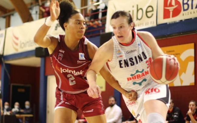 Tinara Moore, que defiende a White, estuvo brillante en ataque ayer en Maloste.