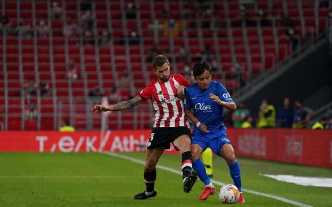 Imagen del partido de ida entre el Athletic y el Mallorca celebrado en San Mamés, con Iñigo Martínez tratando de detener a Take Kubo.