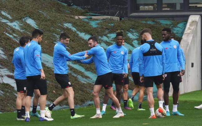 Oihan Sancet e Iñigo Lekue bromean junto a sus compañeros.