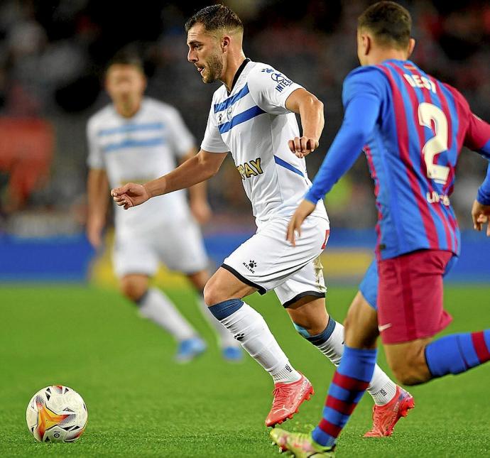 Luis Rioja conduce el balón en el Camp Nou ante la mirada de Sergiño Dest. Foto: Josu Efe