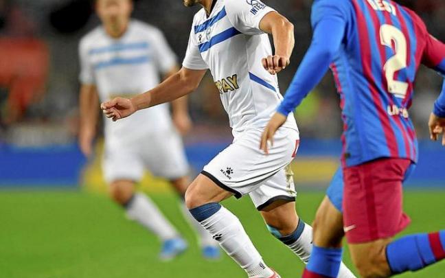 Luis Rioja conduce el balón en el Camp Nou ante la mirada de Sergiño Dest. Foto: Josu Efe