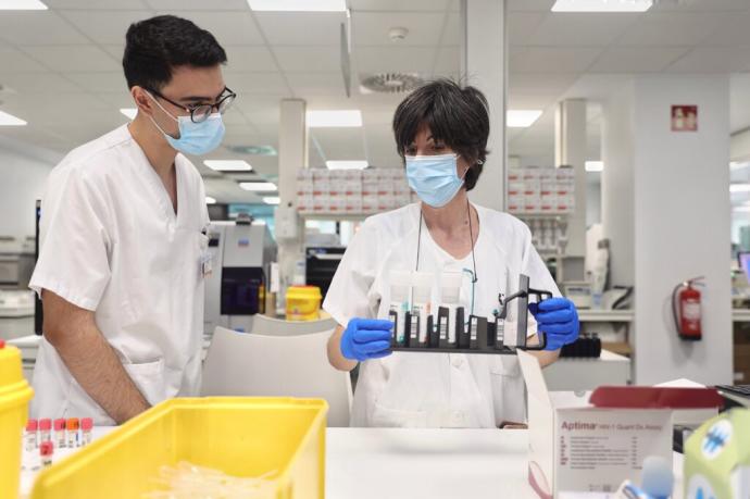 Varios técnicos de laboratorio analizan pruebas PCR para la detección de la viruela símica.